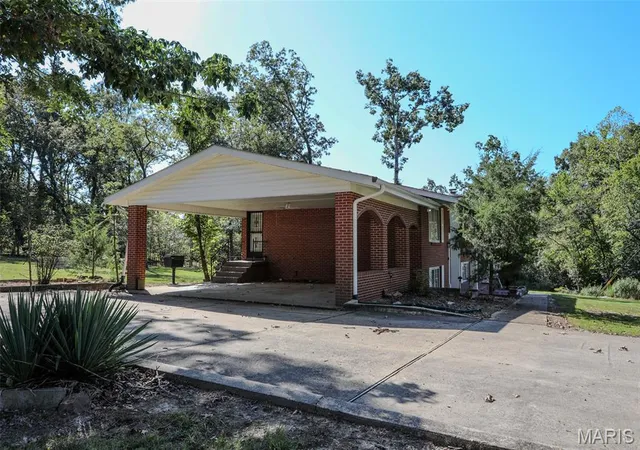 Photo 3 of Sale Pending at 2706 Shady Ln, Poplar Bluff, MO 63901 | MLS# MIS26059640 | Listing updated on 2026-09-17