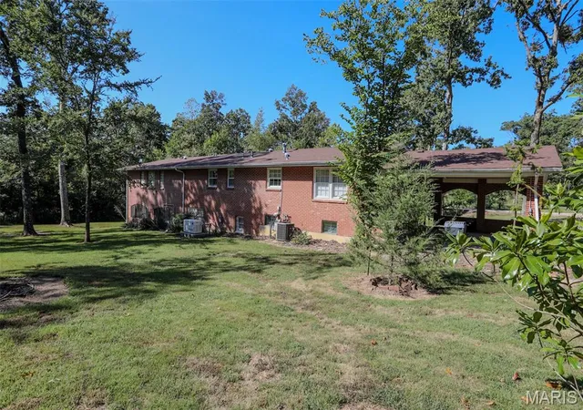 Photo 4 of Sale Pending at 2706 Shady Ln, Poplar Bluff, MO 63901 | MLS# MIS26059640 | Listing updated on 2026-09-17