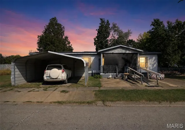 Single family home for sale at 1407 S Poplar St, Centralia, IL 62801 | MLS# MIS26059706