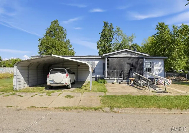 Photo 1 of Single family home for sale at 1407 S Poplar St, Centralia, IL 62801 | MLS# MIS26059706 | Listing updated on 2026-09-16