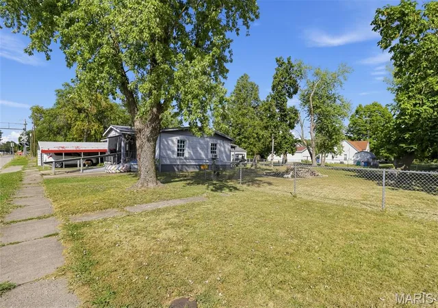 Photo 2 of Single family home for sale at 1407 S Poplar St, Centralia, IL 62801 | MLS# MIS26059706 | Listing updated on 2026-09-16