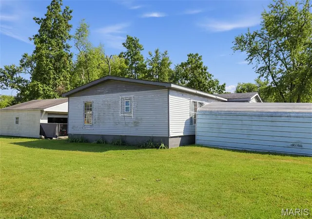 Photo 4 of Single family home for sale at 1407 S Poplar St, Centralia, IL 62801 | MLS# MIS26059706 | Listing updated on 2026-09-16