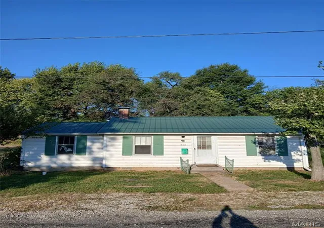 Single family home for sale at 610 Burke St, Jerseyville, IL 62052 | MLS# MIS26059709
