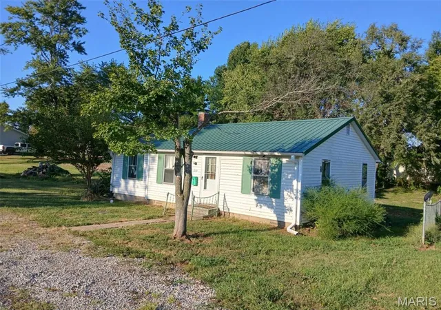 Photo 3 of Single family home for sale at 610 Burke St, Jerseyville, IL 62052 | MLS# MIS26059709 | Listing updated on 2026-09-15