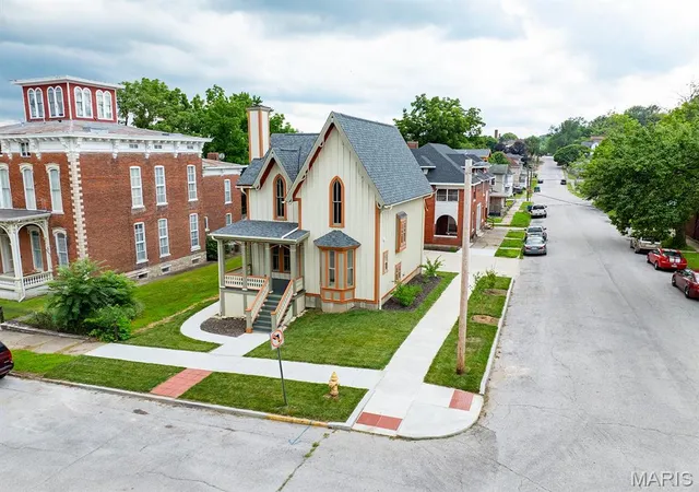 Photo 2 of Sale Pending at 221 N 6th, Hannibal, MO 63401 | MLS# MIS25028698 | Listing updated on 2026-09-14