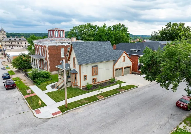 Photo 3 of Sale Pending at 221 N 6th, Hannibal, MO 63401 | MLS# MIS25028698 | Listing updated on 2026-09-14