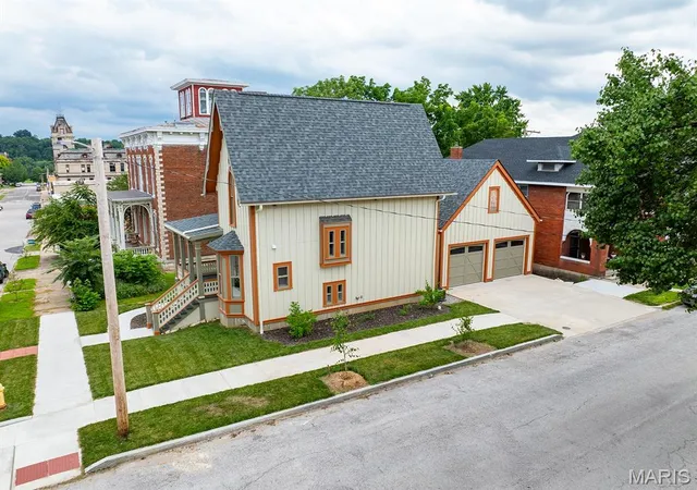 Photo 3 of Sale Pending at 221 N 6Th, Hannibal, MO 63401 | MLS# MIS25028698 | Listing updated on 2026-09-14