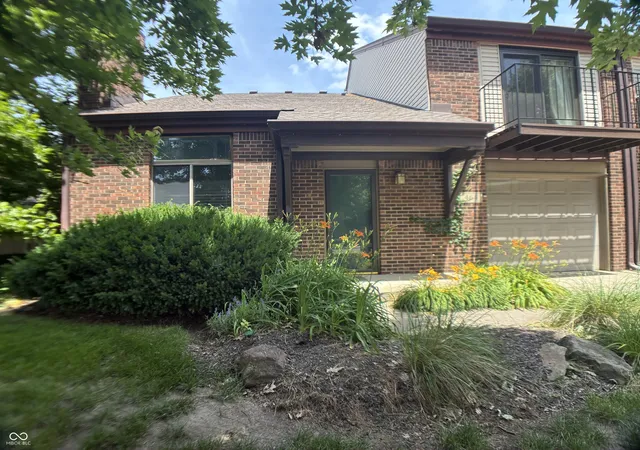 Photo 3 of Sale Pending at 464 E St Clair St, Indianapolis, IN 46202 | MLS# 22064485 | Listing updated on 2026-10-01