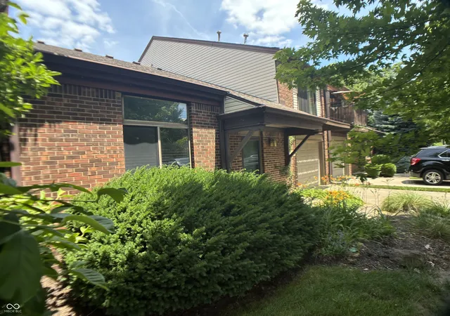 Photo 3 of Sale Pending at 464 E St Clair St, Indianapolis, IN 46202 | MLS# 22064485 | Listing updated on 2026-10-01