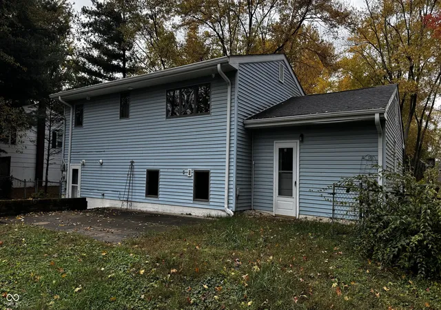 Photo 2 of Sale Pending at 3023 Fairlawn Dr, Columbus, IN 47203 | MLS# 22071798 | Listing updated on 2026-09-15