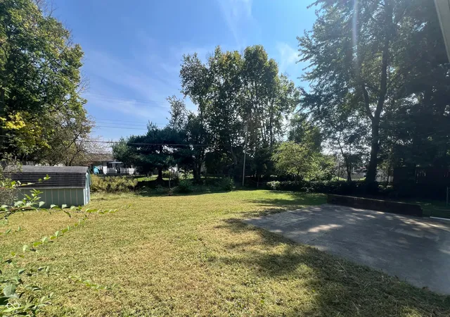 Photo 3 of Sale Pending at 3023 Fairlawn Dr, Columbus, IN 47203 | MLS# 22071798 | Listing updated on 2026-09-15