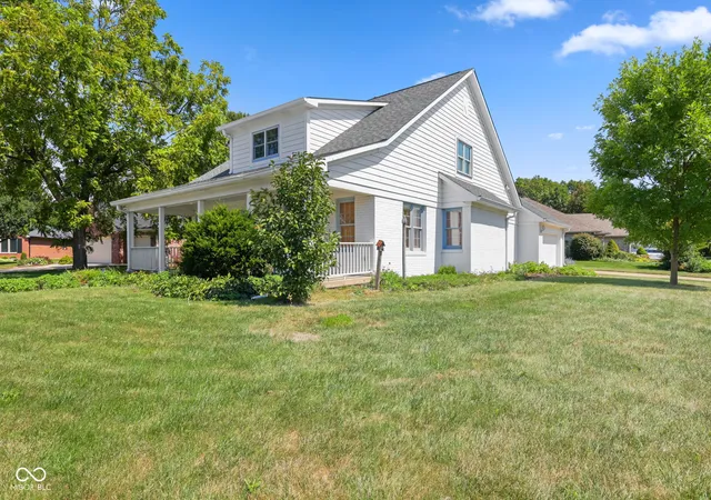 Photo 3 of Single family home for sale at 348 Creekbend Ln, Indianapolis, IN 46217 | MLS# 22093692 | Listing updated on 2026-10-01