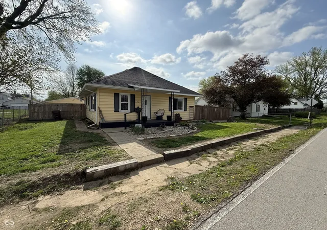 Photo 3 of Sale Pending at 61 S West St, Rosedale, IN 47874 | MLS# 22095114 | Listing updated on 2026-10-16