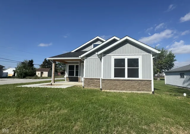 Photo 3 of Sale Pending at 1001 N Carver St, Greensburg, IN 47240 | MLS# 22097149 | Listing updated on 2026-09-11
