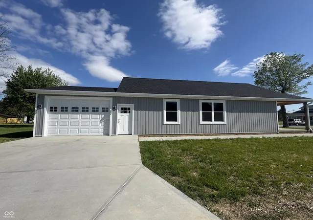 Photo 3 of Sale Pending at 1001 N Carver St, Greensburg, IN 47240 | MLS# 22097149 | Listing updated on 2026-09-11