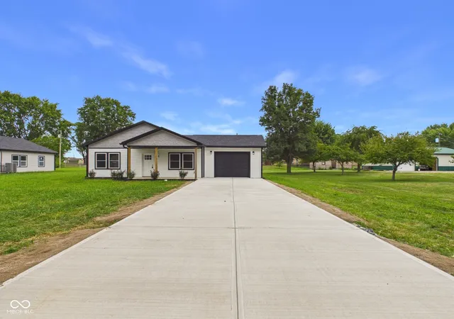 Photo 3 of Sale Pending at 208 S Woodworth Ave, Frankton, IN 46044 | MLS# 22097502 | Listing updated on 2026-09-25