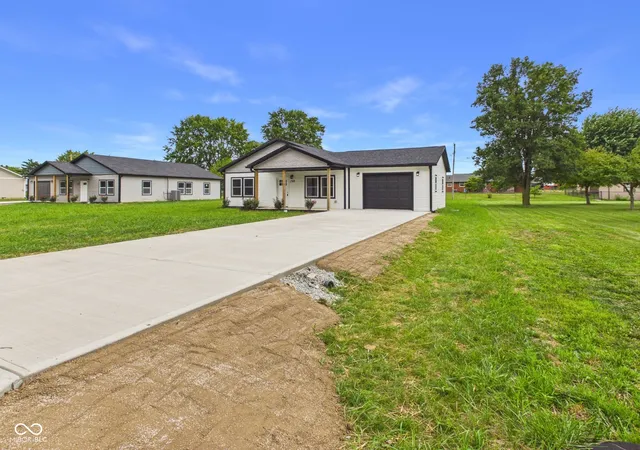 Photo 3 of Sale Pending at 208 S Woodworth Ave, Frankton, IN 46044 | MLS# 22097502 | Listing updated on 2026-09-25