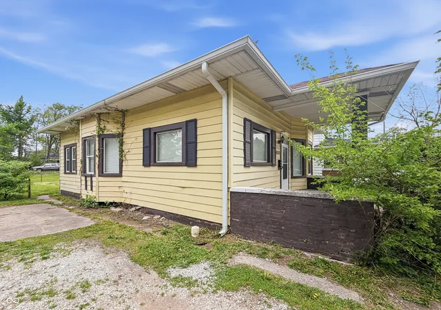 Photo 3 of Sale Pending at 3032 Boulevard Pl, Indianapolis, IN 46208 | MLS# 22098204 | Listing updated on 2026-09-29