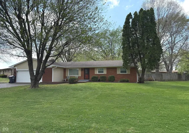Photo 3 of Single family home for sale at 480 Mccarty Dr, Greenwood, IN 46142 | MLS# 22099501 | Listing updated on 2026-09-10