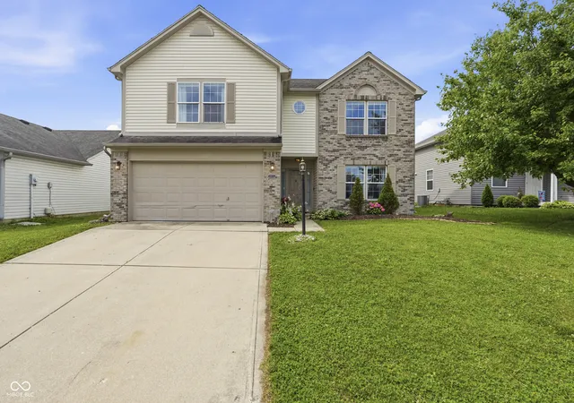 Photo 2 of Single family home for sale at 3915 Rosefinch Cir, Indianapolis, IN 46228 | MLS# 22100344 | Listing updated on 2026-10-05