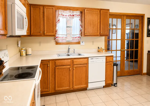 Photo 4 of Single family home for sale at 210 Bishop Dr, Seymour, IN 47274 | MLS# 22100386 | Listing updated on 2026-09-11