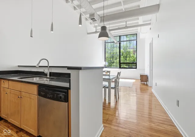 Photo 3 of Condo for sale at 624 E Walnut St #39, Indianapolis, IN 46204 | MLS# 22100537 | Listing updated on 2026-09-14