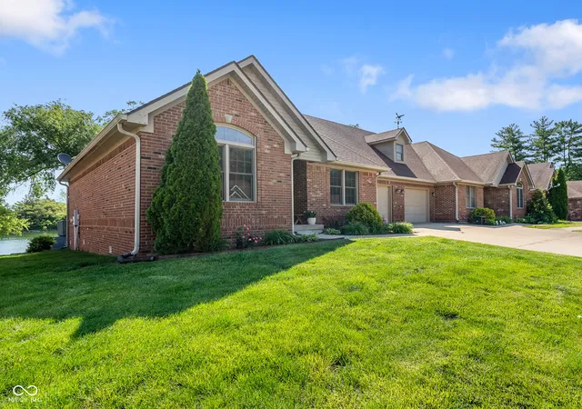 Photo 2 of Sale Pending at 633 Mallards Xing, Martinsville, IN 46151 | MLS# 22101190 | Listing updated on 2026-09-11