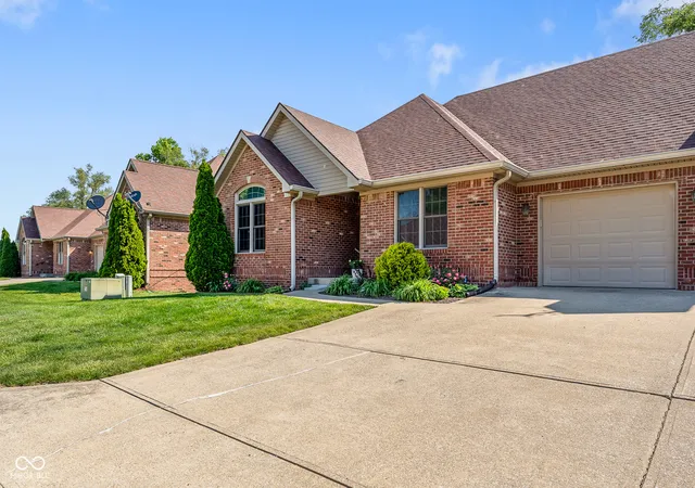 Photo 3 of Sale Pending at 633 Mallards Xing, Martinsville, IN 46151 | MLS# 22101190 | Listing updated on 2026-09-11