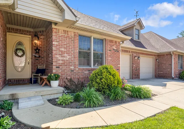 Photo 3 of Sale Pending at 633 Mallards Xing, Martinsville, IN 46151 | MLS# 22101190 | Listing updated on 2026-09-11