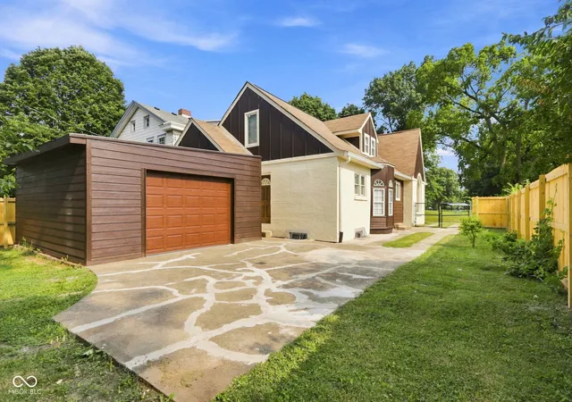 Photo 4 of Sale Pending at 3309 Brookside Pkwy S Dr, Indianapolis, IN 46201 | MLS# 22101611 | Listing updated on 2026-10-12