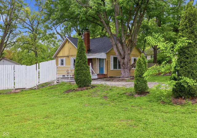 Photo 2 of Sale Pending at 8520 Morgantown Rd, Indianapolis, IN 46217 | MLS# 22103077 | Listing updated on 2026-10-02
