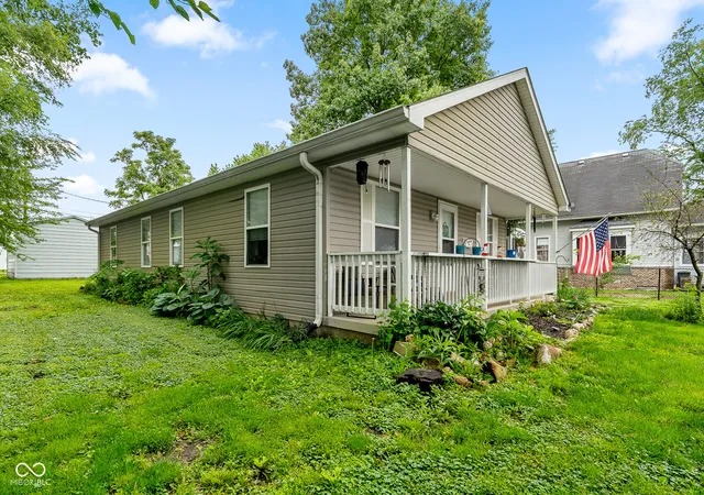 Photo 4 of Single family home for sale at 300 E Washington St, Mooresville, IN 46158 | MLS# 22103300 | Listing updated on 2026-10-04