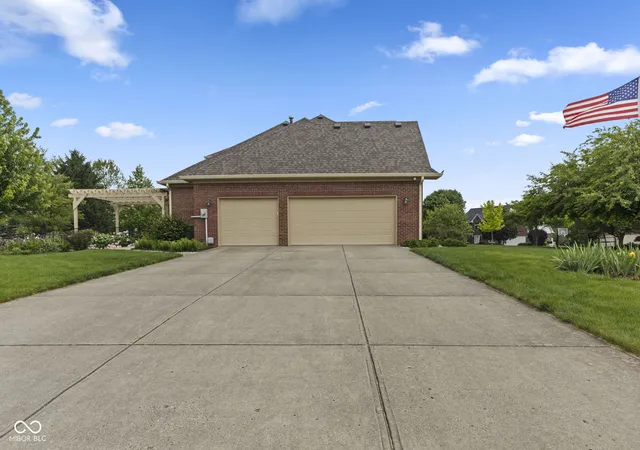 Photo 3 of Sale Pending at 1846 S Fox Cvs Blvd, New Palestine, IN 46163 | MLS# 22103393 | Listing updated on 2026-09-11