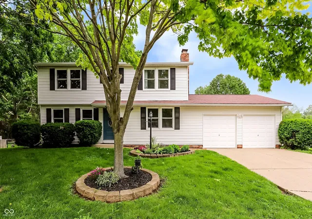 Photo 3 of Sale Pending at 11357 Wood Crk Dr, Carmel, IN 46033 | MLS# 22103398 | Listing updated on 2026-09-11