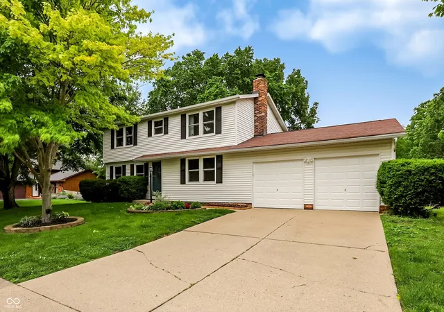 Photo 3 of Sale Pending at 11357 Wood Crk Dr, Carmel, IN 46033 | MLS# 22103398 | Listing updated on 2026-09-11