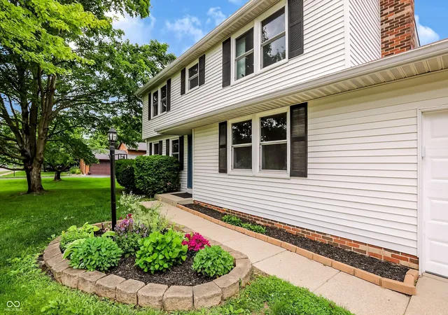 Photo 4 of Sale Pending at 11357 Wood Crk Dr, Carmel, IN 46033 | MLS# 22103398 | Listing updated on 2026-09-11