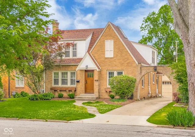 Photo 1 of Sale Pending at 2316 Lafayette Ave, Columbus, IN 47201 | MLS# 22103435 | Listing updated on 2026-09-10