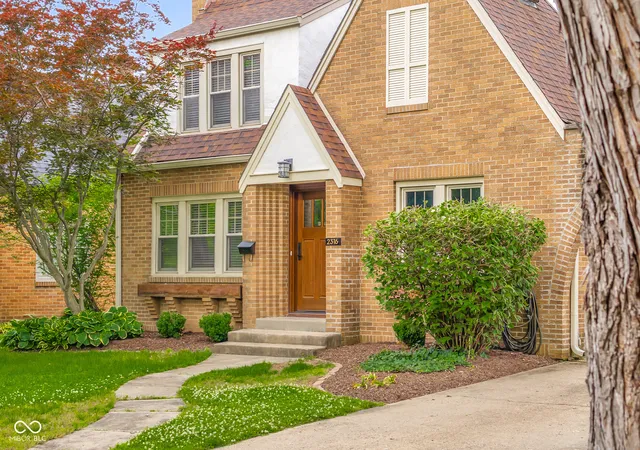 Photo 3 of Sale Pending at 2316 Lafayette Ave, Columbus, IN 47201 | MLS# 22103435 | Listing updated on 2026-09-10