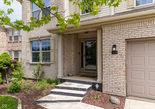 Photo 2 of Sale Pending at 6529 Sussex Dr, Zionsville, IN 46077 | MLS# 22104095 | Listing updated on 2026-09-21