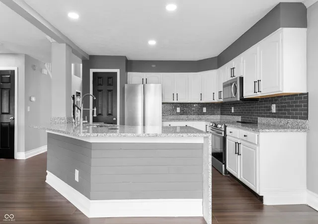 Photo 3 of Sale Pending at 6529 Sussex Dr, Zionsville, IN 46077 | MLS# 22104095 | Listing updated on 2026-09-21