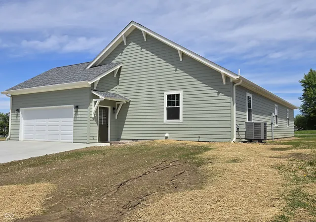 Photo 3 of Single family home for sale at 503 E Sigler St, Frankton, IN 46044 | MLS# 22104209 | Listing updated on 2026-09-10