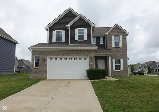 Photo 2 of Single family home for sale at 942 Maple Stone Dr, Greenwood, IN 46143 | MLS# 22104387 | Listing updated on 2026-09-11