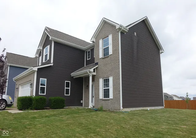 Photo 3 of Single family home for sale at 942 Maple Stone Dr, Greenwood, IN 46143 | MLS# 22104387 | Listing updated on 2026-09-11