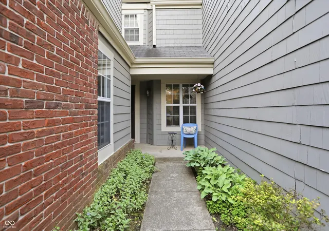 Photo 3 of Sale Pending at 9352 Aberdare Dr, Indianapolis, IN 46250 | MLS# 22104426 | Listing updated on 2026-10-08