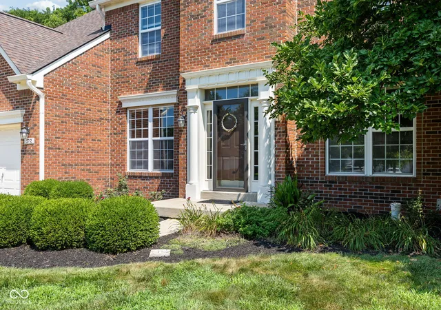 Photo 2 of Single family home for sale at 5712 Pebblestone Ct, Carmel, IN 46033 | MLS# 22105613 | Listing updated on 2026-09-11