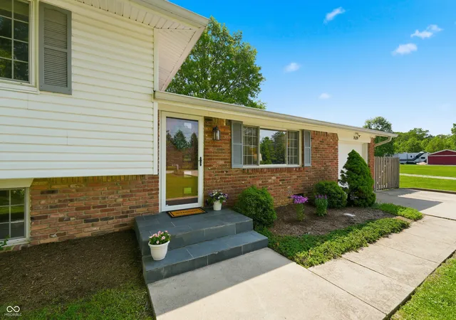 Photo 2 of Single family home for sale at 7639 Indian Lake Rd, Indianapolis, IN 46236 | MLS# 22105695 | Listing updated on 2026-09-23