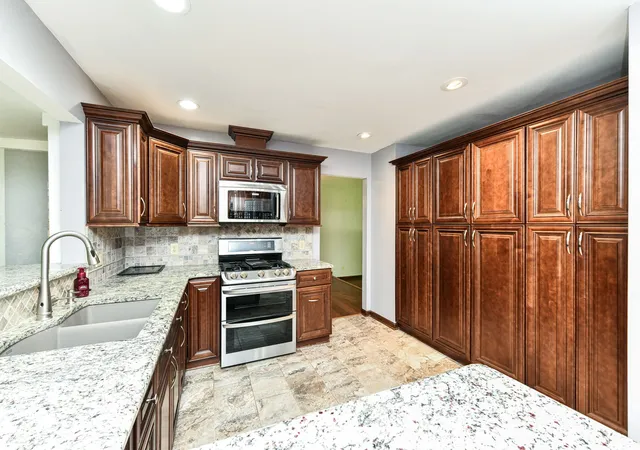 Photo 4 of Single family home for sale at 7011 Wildridge Dr, Indianapolis, IN 46256 | MLS# 22105739 | Listing updated on 2026-09-11