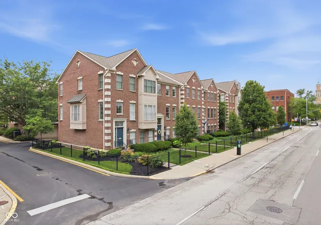 Photo 3 of Condo for sale at 240 N New Jersey St, Indianapolis, IN 46204 | MLS# 22107037 | Listing updated on 2026-09-10