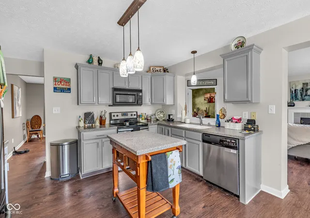 Photo 3 of Single family home for sale at 2905 Shadow Lake Dr, Indianapolis, IN 46217 | MLS# 22107290 | Listing updated on 2026-10-14
