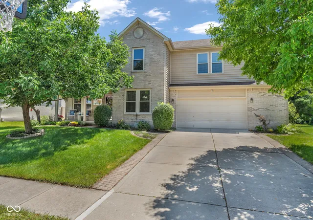 Photo 2 of Single family home for sale at 2905 Shadow Lake Dr, Indianapolis, IN 46217 | MLS# 22107290 | Listing updated on 2026-10-05